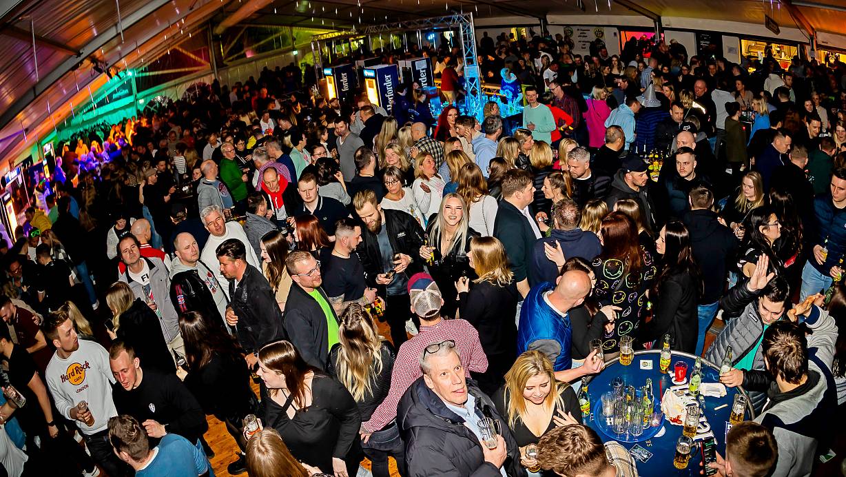 Blick ins proppevolle Festzelt: Die DJ Marcel Welgren und Tobias Rethage treffen den Geschmack der Partygäste und machen die Nacht zum Tage. Fotos: JAN SCHNIEDERS | © JAN SCHNIEDERS