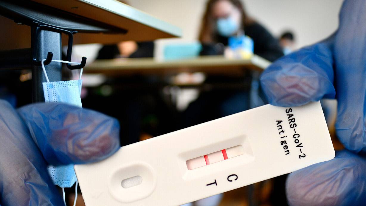 Weil ihre Eltern gegen die Schutzmaßnahmen wie Masken und Tests sind, werden manche schulpflichtige Kinder nicht mehr zum Unterricht geschickt - ein Armutszeugnis, findet unsere Autorin. | © picture alliance / Eibner-Pressefoto