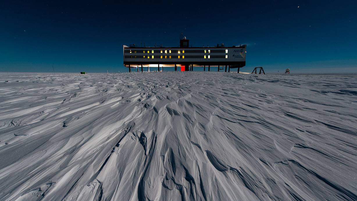 Die deutsche Antarktis-Forschungsstation Neumayer-Station III, Aufnahme bei Nacht/Dunkelheit | © Stefan Christmann, Alfred-Wegener-Institut