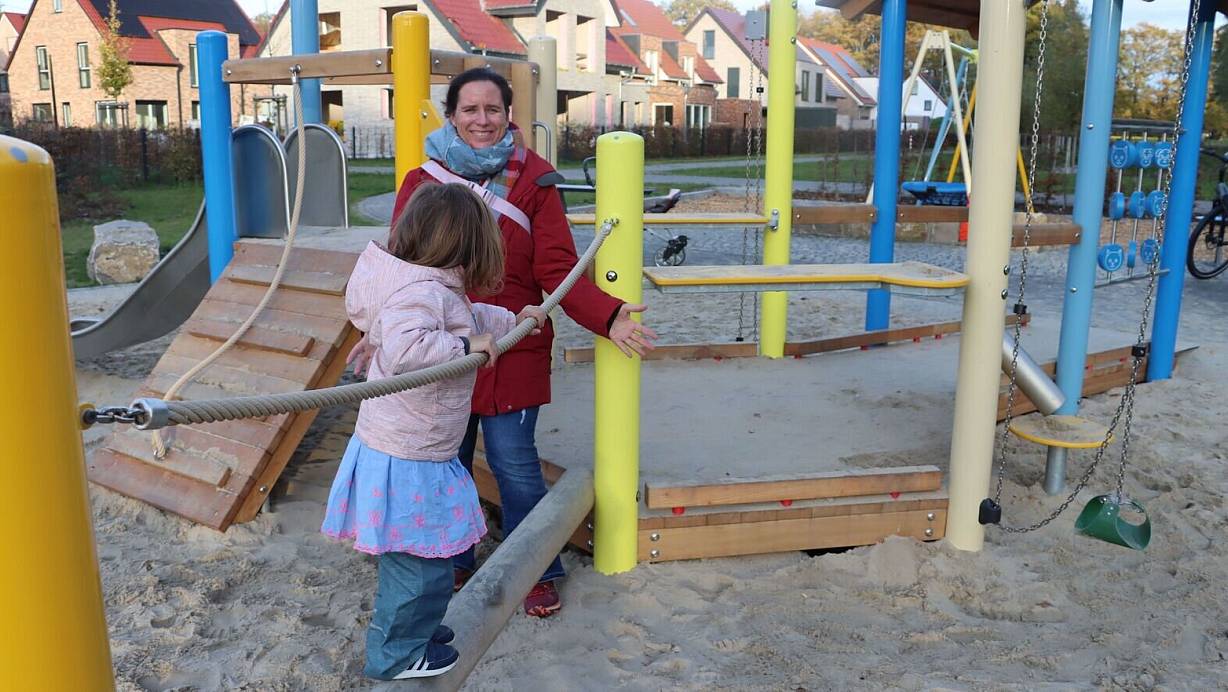 Planerin und Architektin Katharina Krause vom städtischen Fachbereich Grünflächen in Gütersloh freut sich, den Spielplatz jetzt seiner Bestimmung übergeben zu haben. | © Stadt Gütersloh