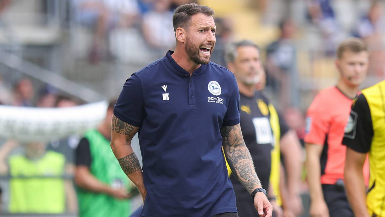 Arminia Bielefelds Trainer Mitch Kniat betätigte sich nach dem zweiten Saisonsieg seines Teams noch als Taxifahrer. | © Oliver Krato