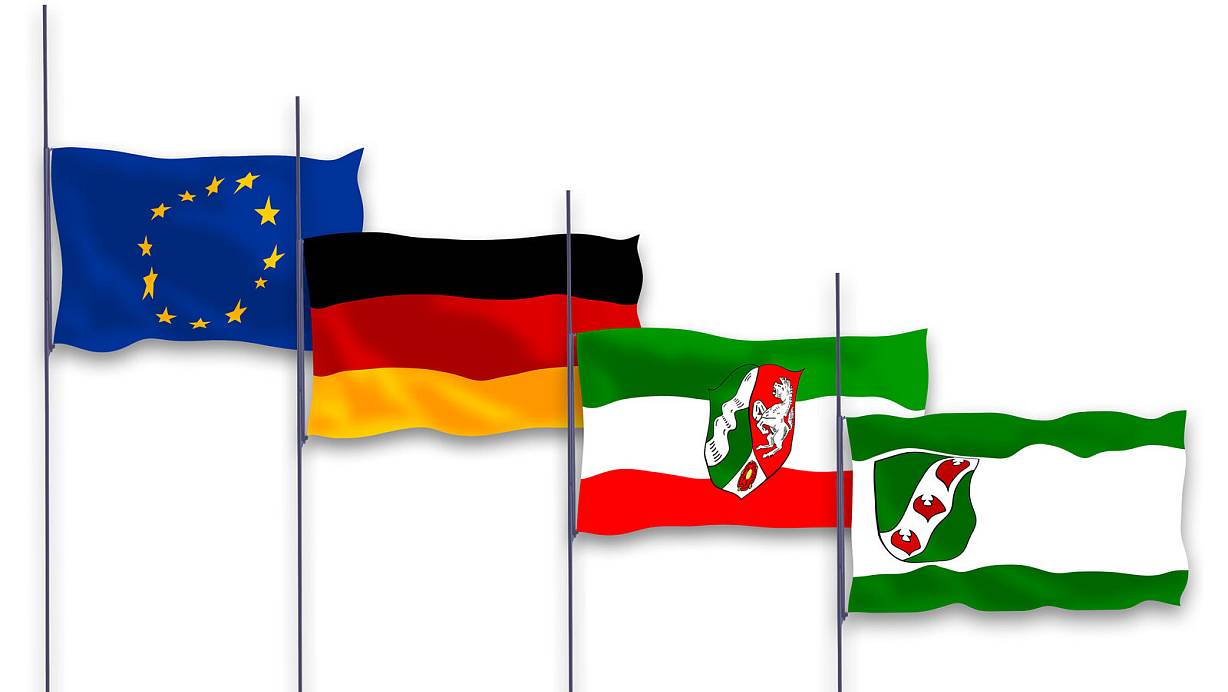 Vor dem Löhner Rathaus wehen die Europaflagge, die Deutschlandfahne, die Flagge Nordrhein-Westfalens und die der Stadt Löhne. Für den 28. August wurde Trauerbeflaggung angeordnet. | © Felix Eisele