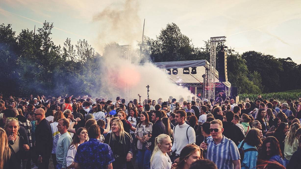 Bei bestem Sommerwetter und Musik aus den 1990ern feierten rund 2.500 Besucher ausgelassen auf der Party für Coronahelfer im Wapelbad. Foto: Matheus Fernandes | © Matheus Fernandes - Blitzgarten