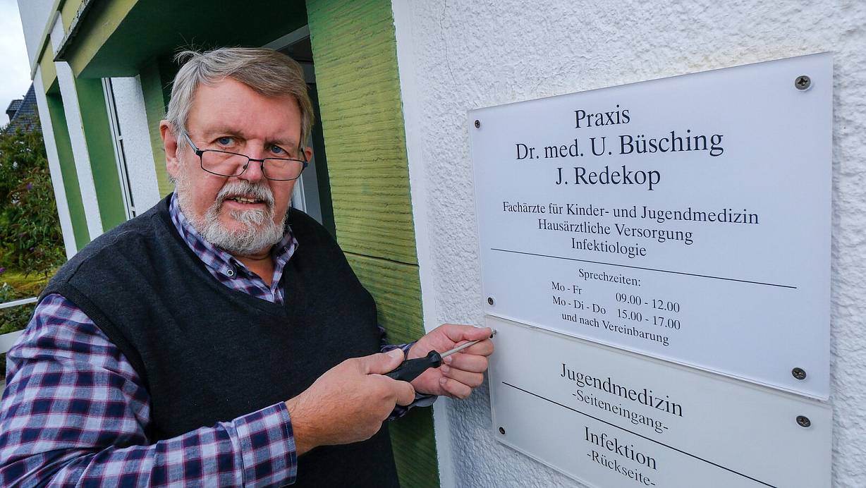 Offiziell hat Kinderarzt Uwe Büsching (69) seine Praxis an der Beckhausstraße zu 30. September geschlossen. Danach wird er übergangsweise noch an zwei Tagen einige Patienten behandeln. Zum Jahresende spätesten muss er das Schild abschrauben, denn dann muss er raus aus dem Haus. Es wird verkauft. | © Andreas Zobe