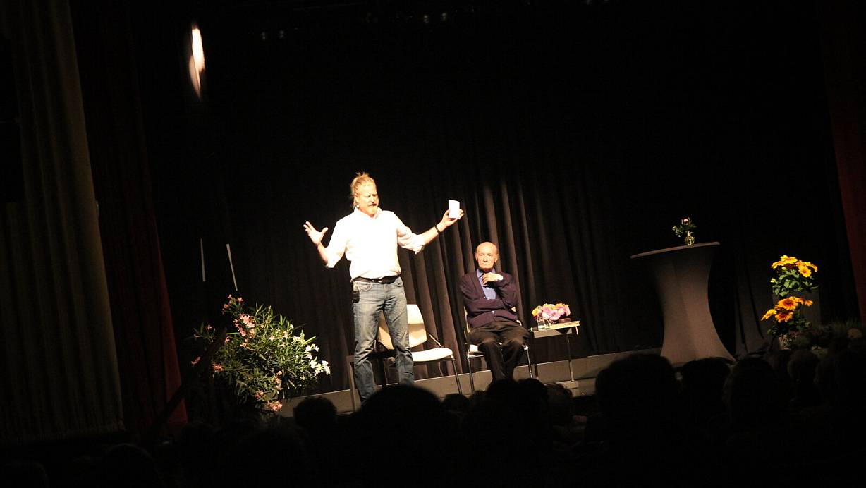Alexander Lüdeking führte in den Abend mit Eugen Drewermann (r.) ein. | © Jan-Henrik Gerdener