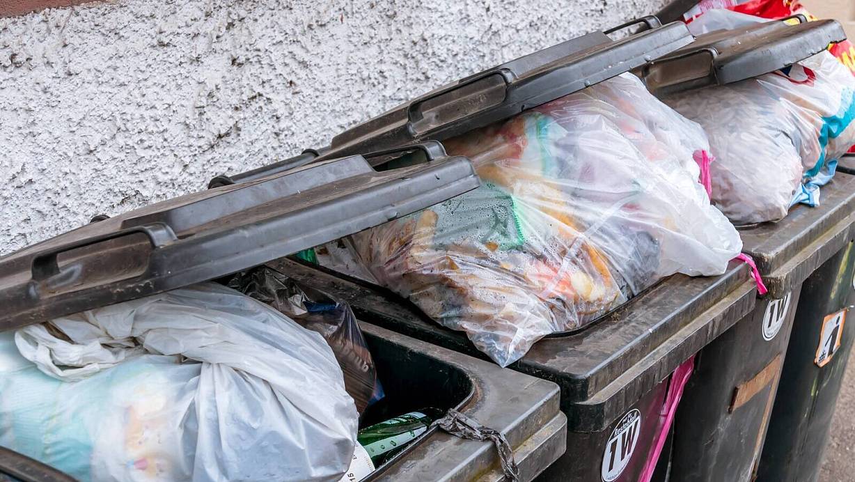 Die Bürgerinnen und Bürger in Leopoldshöhe produzieren pro Jahr 1.400 Tonnen an Restmüll. Damit ist die Menge im Jahresvergleich in etwa gleich geblieben, die Kosten für die Entsorgung aber werden steigen. | © imago/McPHOTO