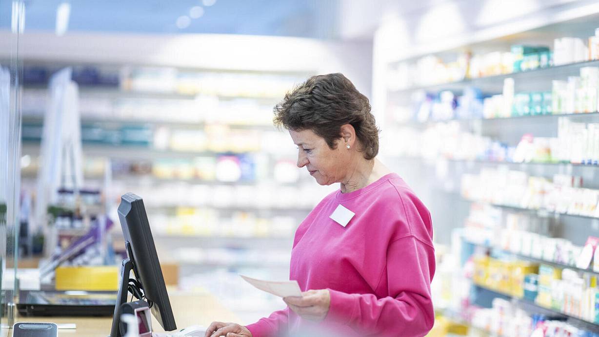 Jeden Tag wenden Apotheker in Deutschland sehr viel Zeit auf, um ihre Kunden trotz Lieferengpässen mit Medikamenten versorgen zu können. | © picture alliance