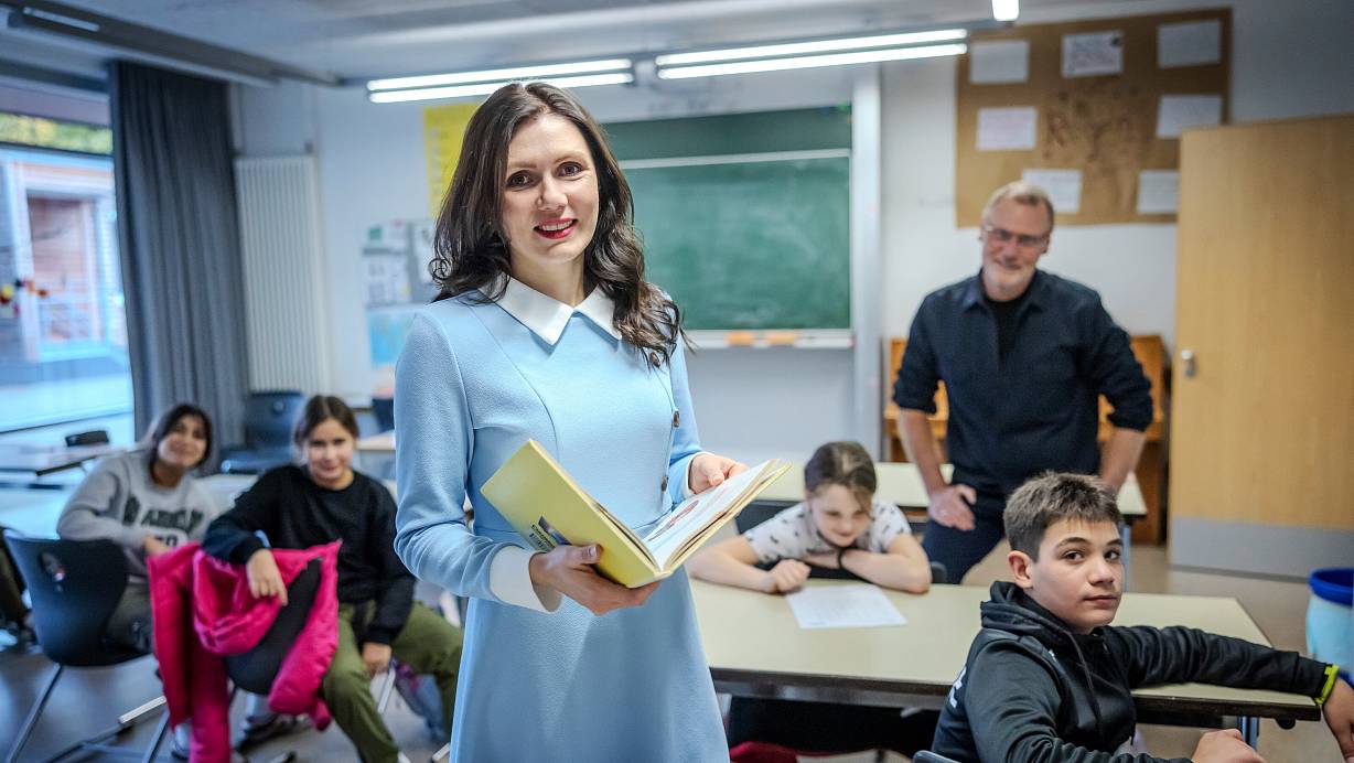 Schulleiter Sven Pachur (rechts im Hintergrund) ist froh, mit Oksana Bielik ein perfekte Lehrerin als Klassenleitung für eine der Internationalen Klassen der Luisenschule gefunden zu haben. Den Schülern und auch ihren Eltern hilft es, dass die 36-Jährige auch Russisch und Ukrainisch spricht. | © Sarah Jonek Fotografie
