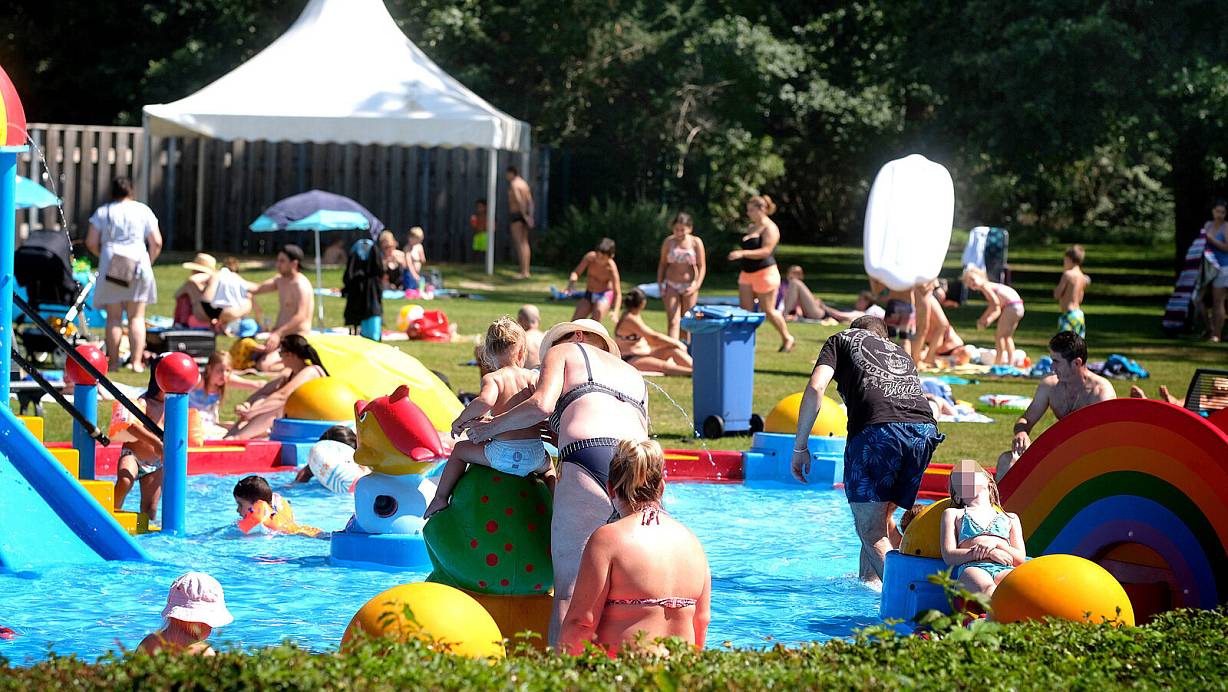 Bei der aktuellen Hitze tut eine Abkühlung im Freibad gut. Doch das kostet Geld, die Preispolitik findet nicht jeder gerecht. Denn Alleinerziehende werden in Gütersloh nicht extra berücksichtigt. | © Andreas Frücht (Archiv)