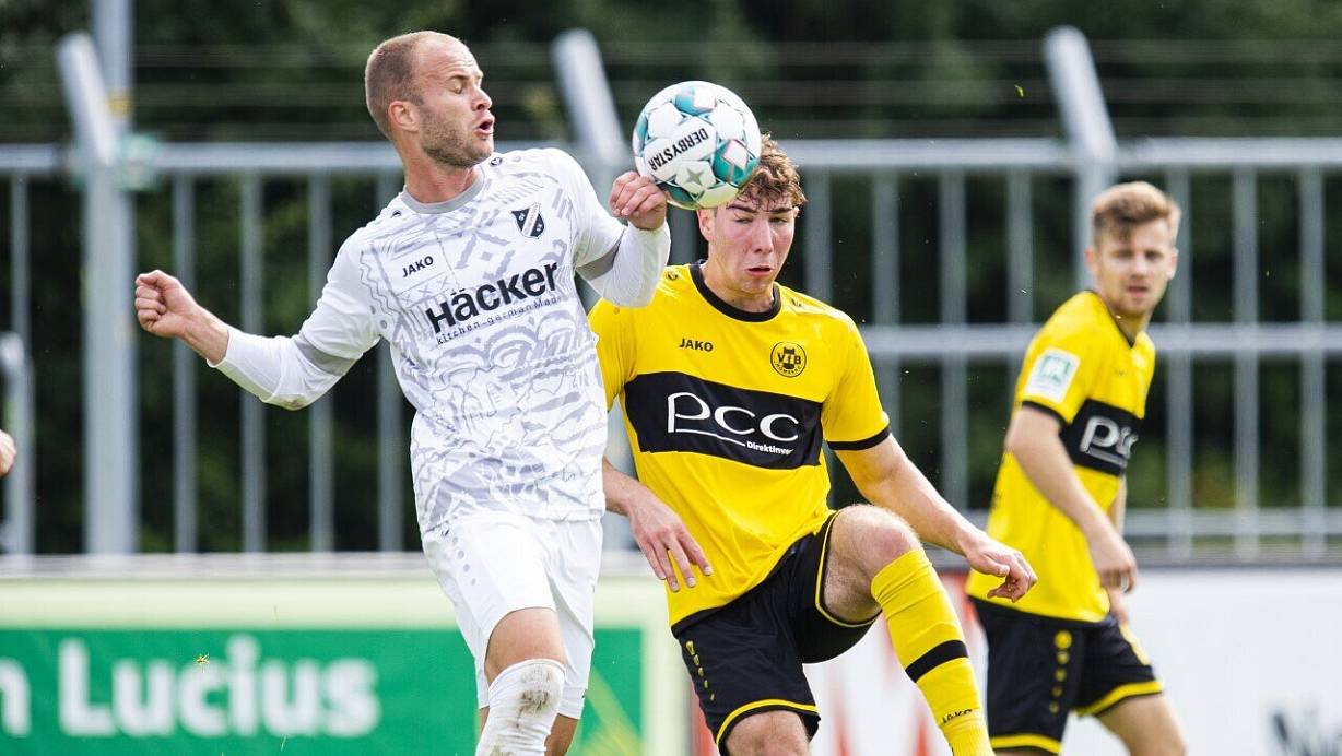 Ein zu kurzer Rückpass an den Torwart vom SV Rödinghausen leitete das 0:1 ein. | © Noah Wedel