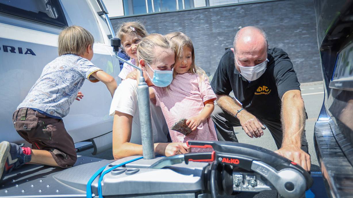 Maik Heidemann vom ADAC prüft genau, ob alles sitzt am Gespann von Mirja Koc.  | © Sarah Jonek