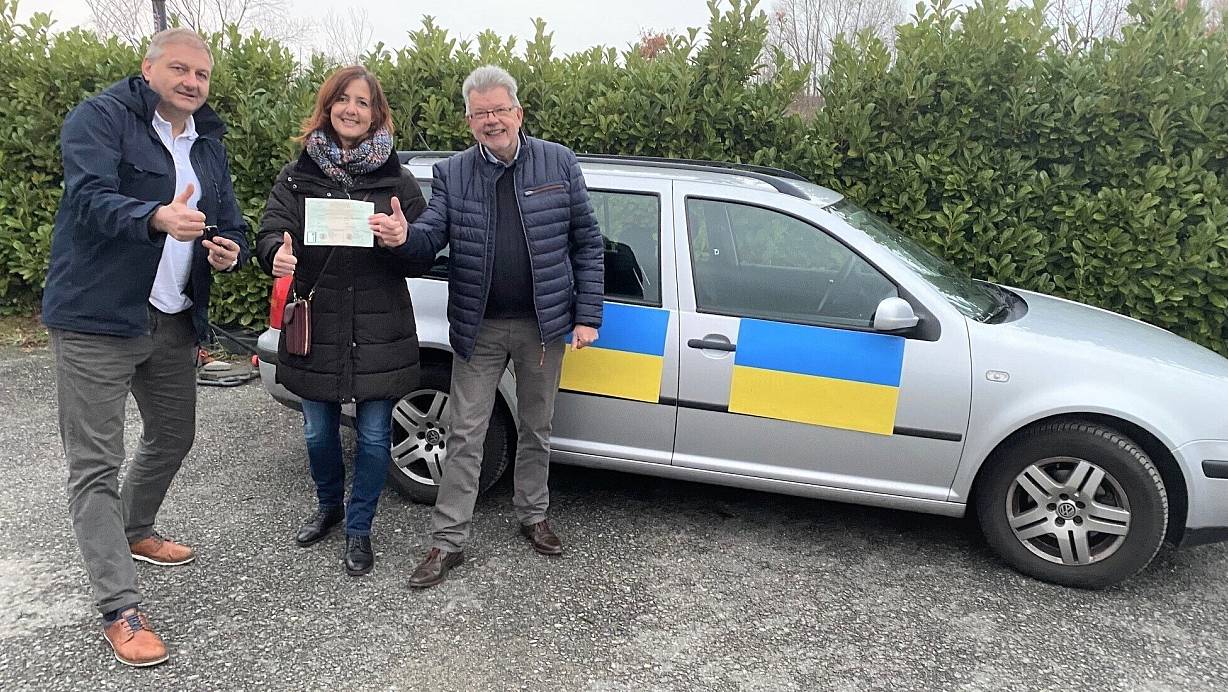 Daumen hoch für die Hilfe: Martin Betge (v. l.), Eleni Konstantinidis und Gerhard Schemmel. | © AWO