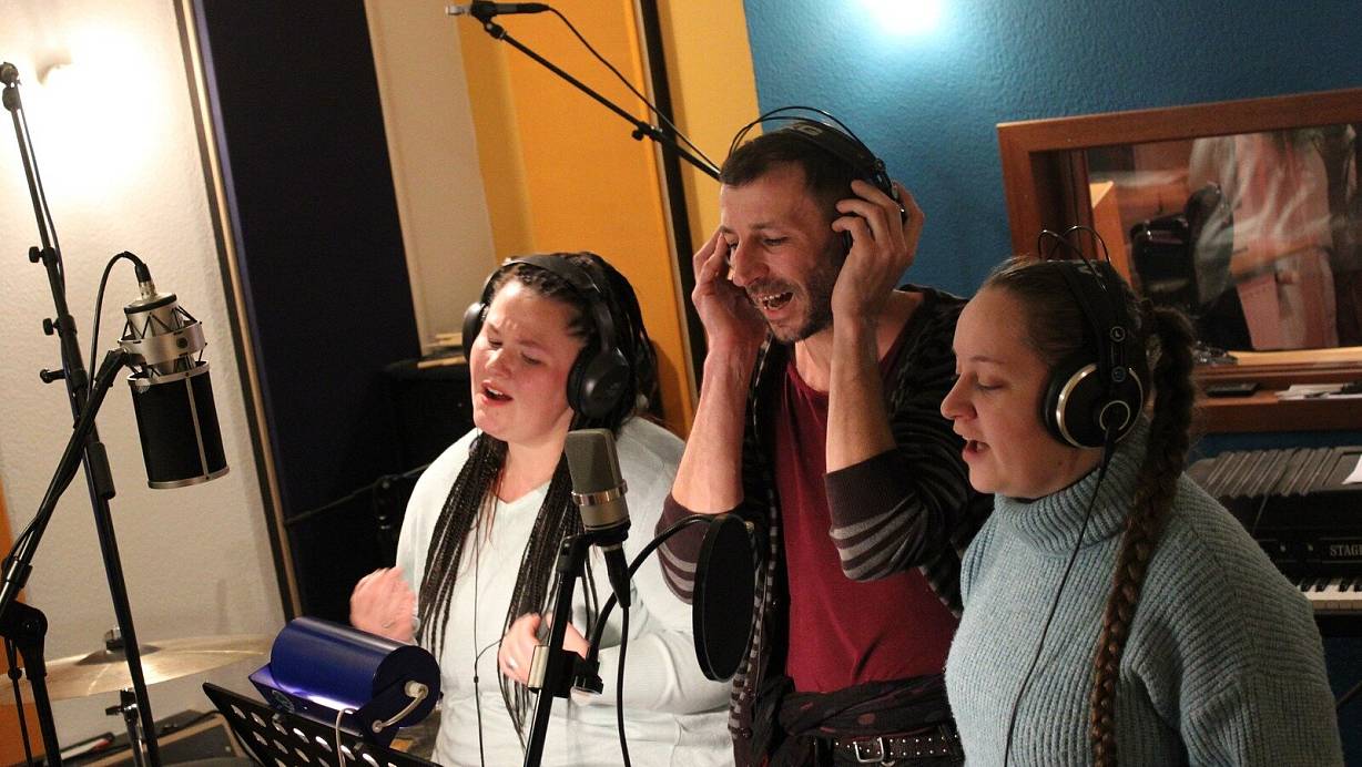 Kateryna Holikova (v.l.), ihr Mann Igor Holikov und Valerija Romanenko bei Aufnahmen der Gesangsspuren zu ihrem Lied „Alles wird Ukraine“. | © Moritz Jülich