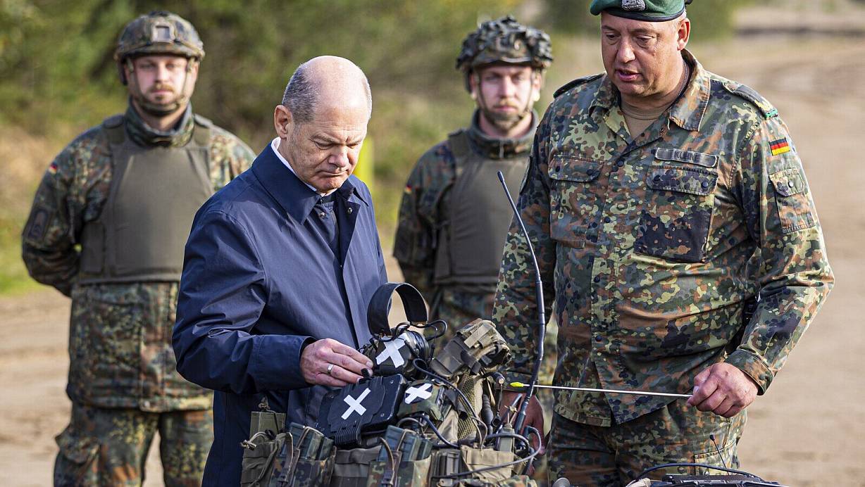 Bundeskanzler Olaf Scholz lässt sich in der Lüneburger Heide Equipment der Bundeswehr erklären. | © picture alliance/dpa