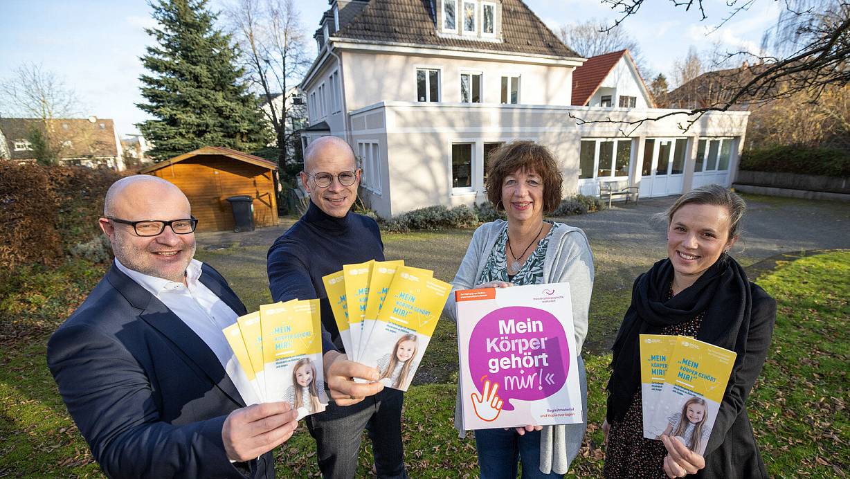 Aktiv für den Kinderschutz: Christoph Kaleschke von der Stiftung der Sparkasse Bielefeld, Sozialdezernent Ingo Nürnberger, Barbara Brune (Ärztliche Beratungsstelle) und Anne Warmuth (Kommissariat für Kriminalprävention und Opferschutz, v. links). | © Oliver Krato