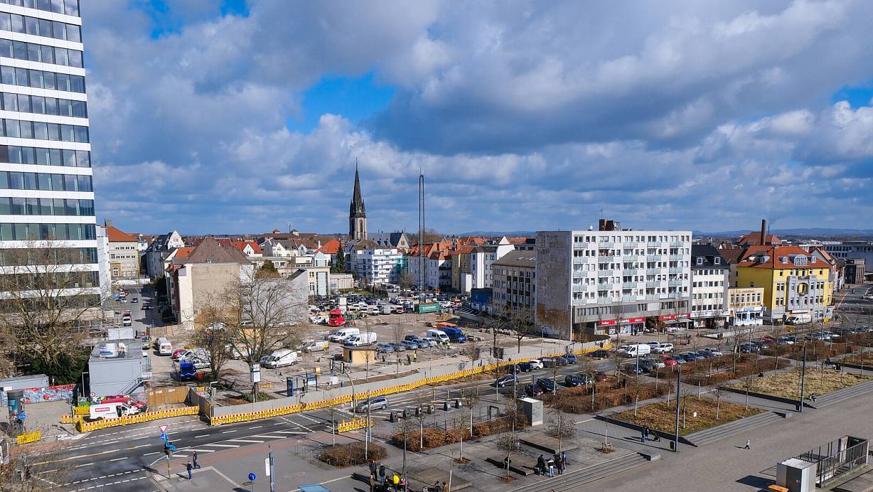 Das ehemalige Telekom-Parkhaus am Kesselbrink ist Geschichte. Auf der frei gewordenen Fläche parken Autos. Bis zum Jahreswechsel soll das neue Parkhaus fertig sein. | © Andreas Zobe