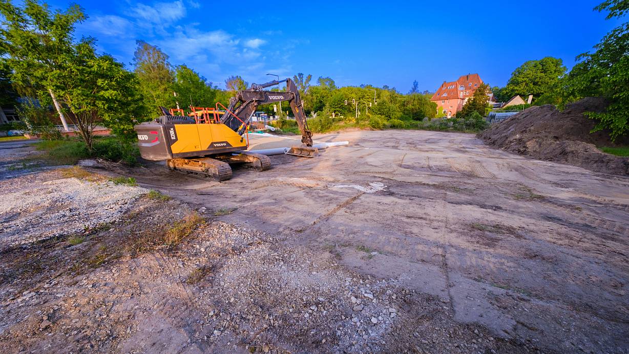 In direkter Nachbarschaft zu dieser städtischen Brachfläche an der Rosenhöhe soll eine fünfgruppige Kita entstehen. Auf der Fläche werden mittlerweile Baumaterialien für den Umbau der Hauptstraße gelagert. | © Andreas Zobe