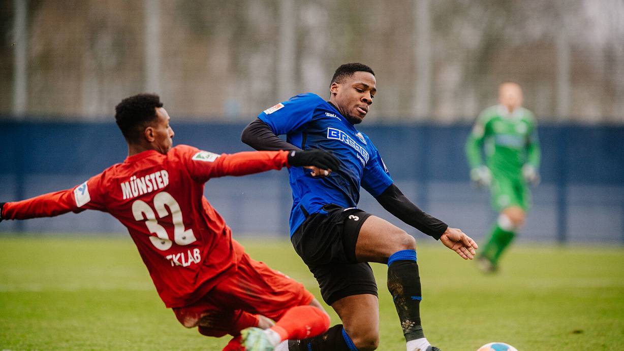 Frederic Ananou (r.), hier im Testspiel gegen Münster, spielte das erste Mal für das Land seines Vaters. | © BESIM MAZHIQI
