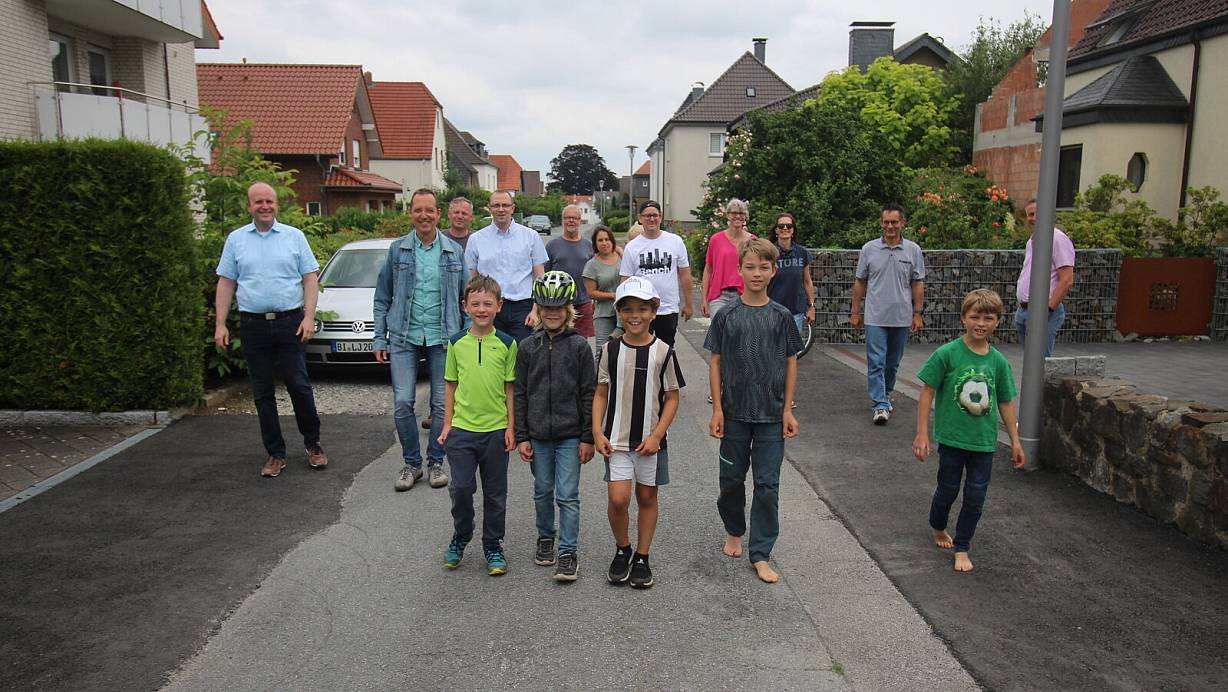 Eltern, Lehrer und Kinder sorgen sich um die Sicherheit, wenn Baufahrzeuge über den Schulweg rollen. Besonders wenn Autos am Straßenrand parken, wird es eng. | © Sylvia Tetmeyer