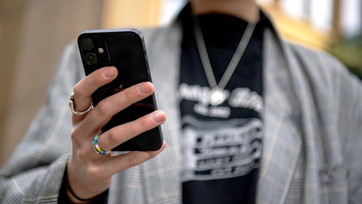 Dass Smartphones uns im eingeschalteten Zustand ablenken, ist nichts Neues. Paderborner Forscher haben nun allerdings herausgefunden, dass sie unsere Produktivität auch beeinflussen, wenn sie ausgeschaltet sind. | © Bernd Diekjobst/dpa-tmn