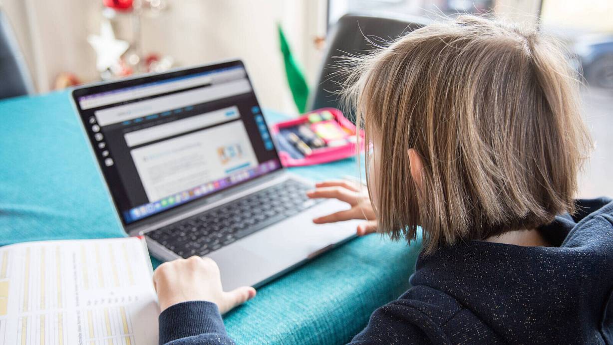 Nur zur Not, so die Devise: Trotzdem ist aktuell für einige Bielefelder Schüler Distanzlernen angesagt, mit digital und klassischen Arbeitsplänen. Videokonferenzen können aus Kapazitätsgründen nicht zugesagt werden. | © imago images/Fotostand