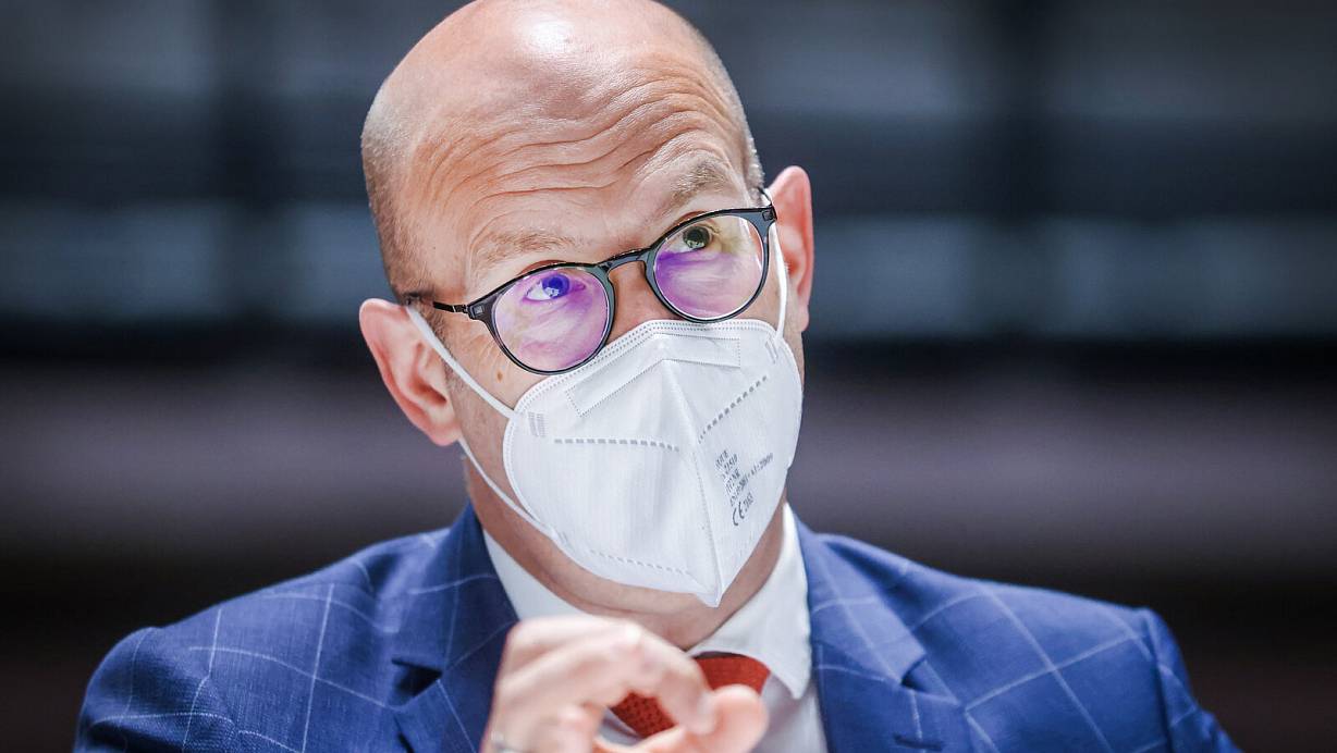 Krisenstabsleiter Ingo Nürnberger stellt die Beschlüsse vor. | © Sarah Jonek Fotografie