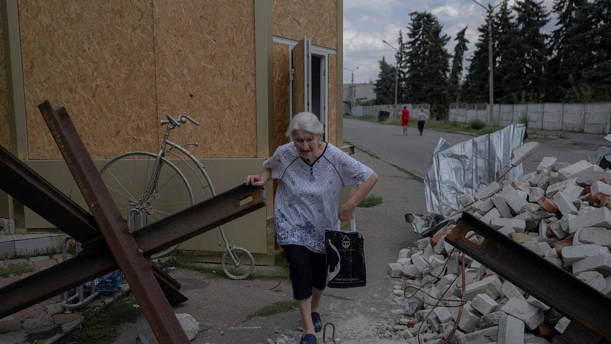 Panzerfallen, Straßensperren, Zerstörung: Eine Frau bahnt sich in Bachmut ihren Weg. | © AFP or licensors