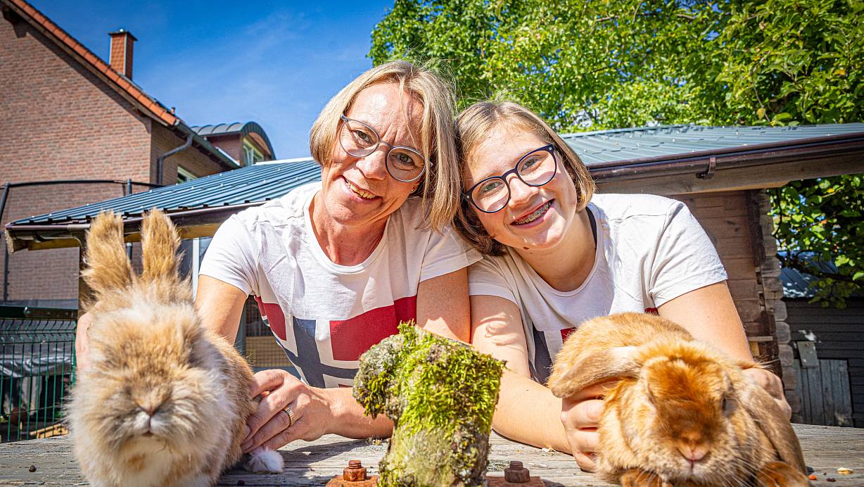 Bettina Plöger (50) und Tochter Caitlyn (13) mit "Opa" Strolch (8, l.) und Sunny (4) auf der Kabelrolle. | © Mike-Dennis Mller / www.mdm.photo