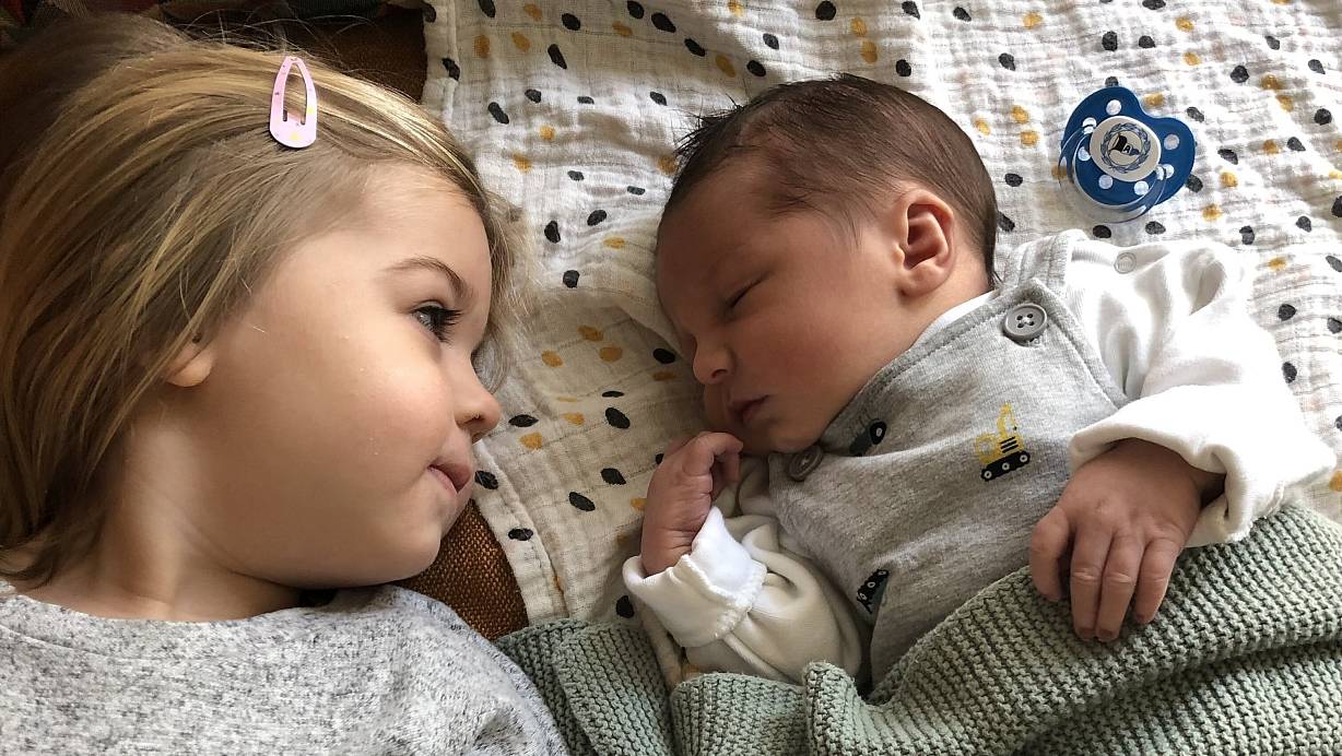 Die große Schwester Toni beobachtet den neuen Familiennachwuchs aufmerksam. | © Vivien Horsthemke