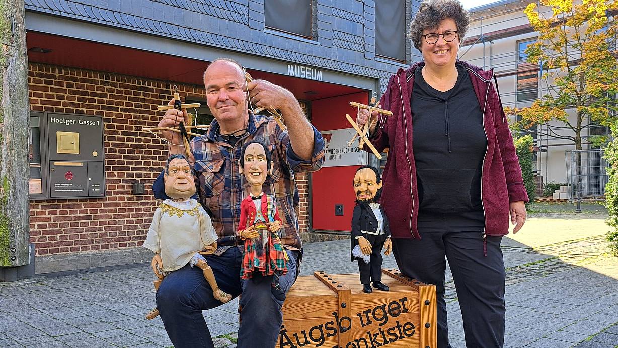 Hans Kautzmann und Christiane Hoffmann präsentieren drei der Marionetten, mit denen die Ausgburger Puppenkiste Kabarett bietet. Entschieden haben sie sich für Franz-Josef Strauß, für König Charles III. und für Luciano Pavarotti. | © Marion Pokorra-Brockschmidt