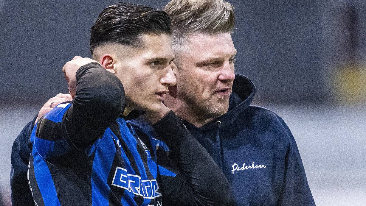 SCP-Talent Medin Kojic, der hier bei seinem Zweitliga-Debüt letzte Anweisungen von Trainer Lukas Kwasniok erhält, traf für die Paderborner U19 am Donnerstag beim sensationellen Pokalsieg auf Schalke. | © picture alliance/dpa