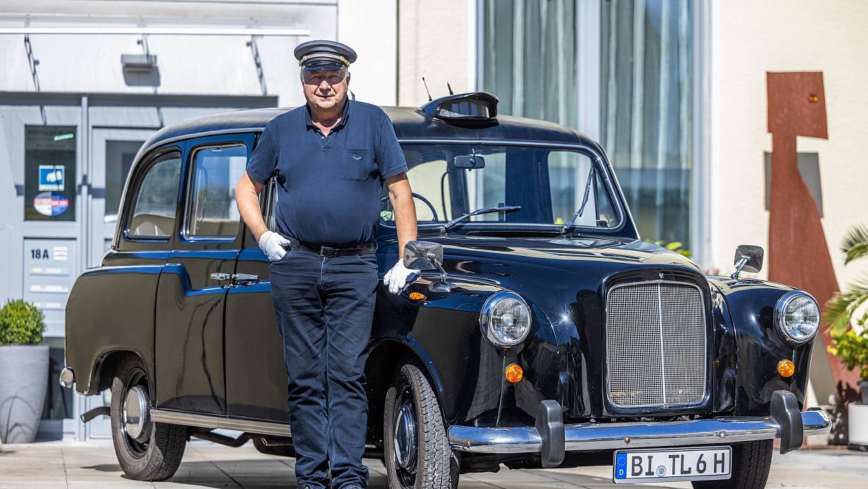 Thomas Landau vor seinem British Leyland. Ein Chauffeur ist im Mietpaket inbegriffen für den "schönsten Tag im Leben". | © Sarah Jonek Fotografie