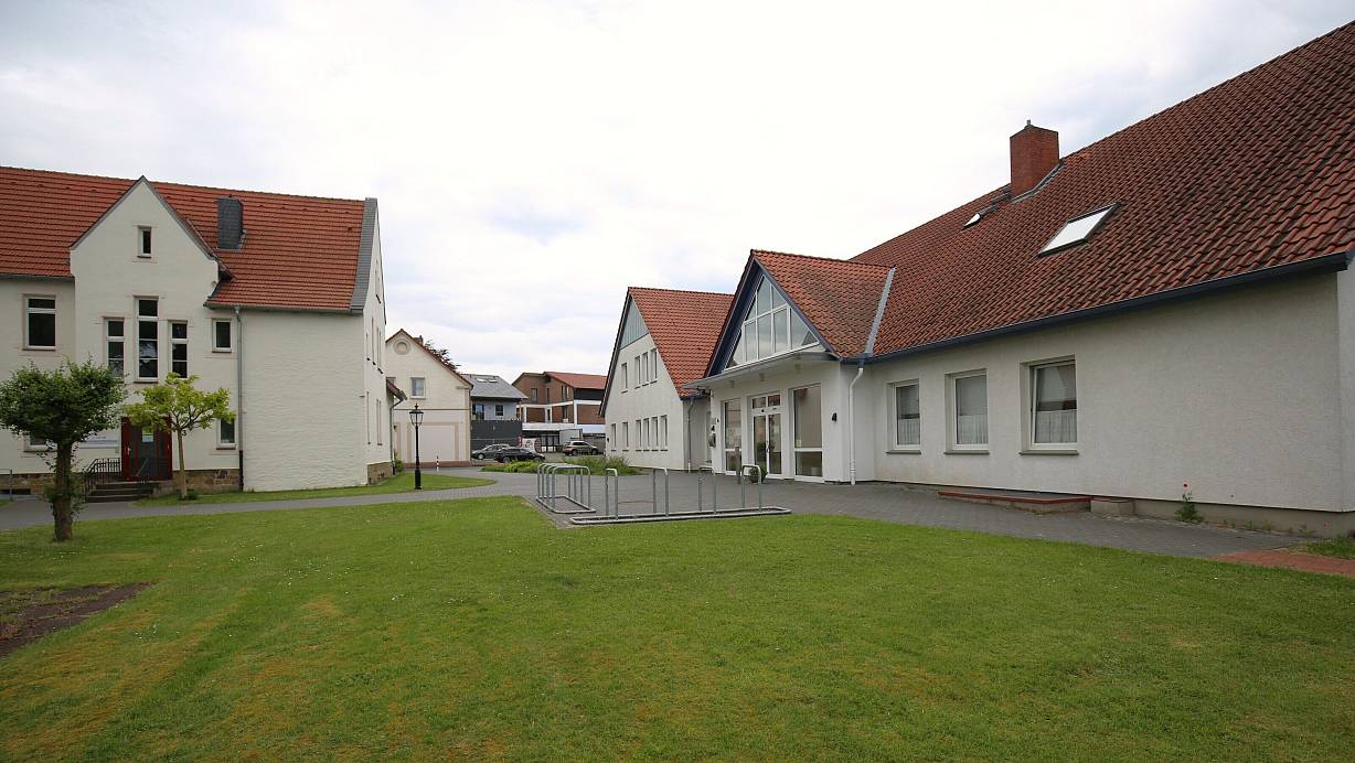 Im Falle eines Verkaufs des Gemeindehauses an die Stadt Preußisch Oldendorf, wäre das Grundstück mittig zwischen dem Gemeindehaus und dem Begegnungszentrum geteilt worden, wobei der Teil, auf dem das Gemeinde- und das Pfarrhaus stehen, der Stadt im Rahmen einer Erbpacht überlassen worden wäre. | © Ilka Gülker