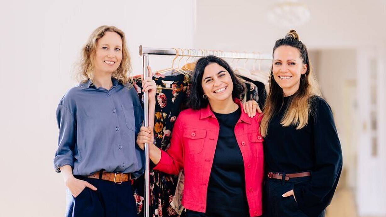 Freuen sich auf die Kleidertauschparty (vl): Julitta Mazhiqi, Tijen Sagir und Samira Kuljurgis. | © BESIM MAZHIQI