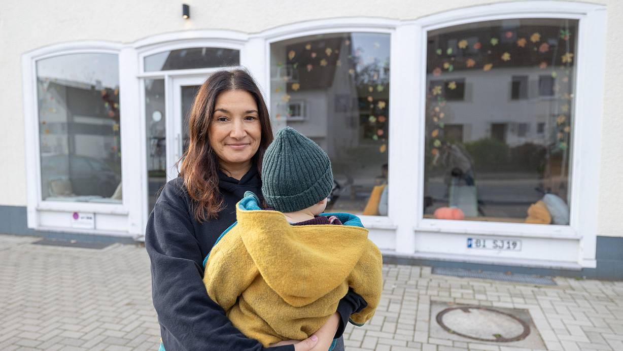 Würden gern hier bleiben, aber der Mietvertrag wird nicht verlängert: Patricia Cuna Rodriguez vor den Räumen ihrer Tagespflege an der Schloßhofstraße. | © Oliver Krato