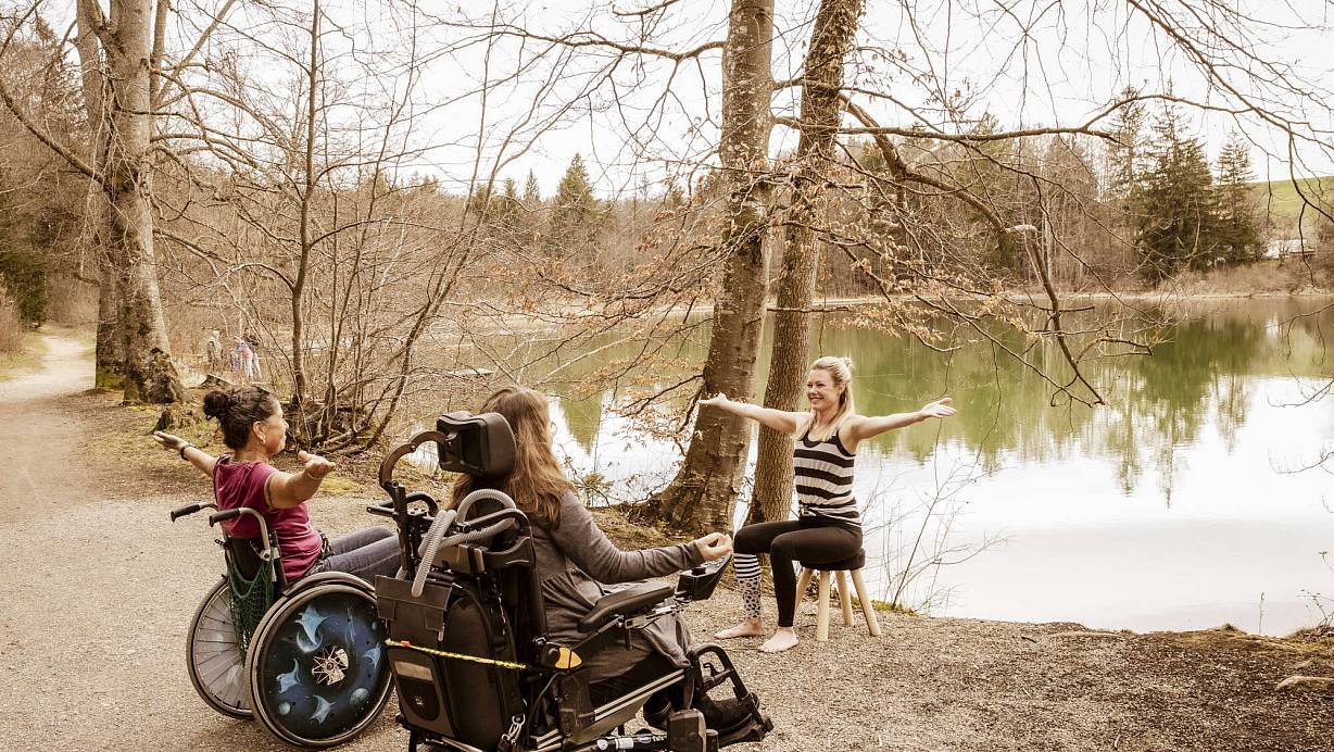 Yoga auf dem (Roll-)Stuhl: Vanessa Stoß zeigt ihren Teilnehmerinnen die Asanas. | © Vanessa Stoß