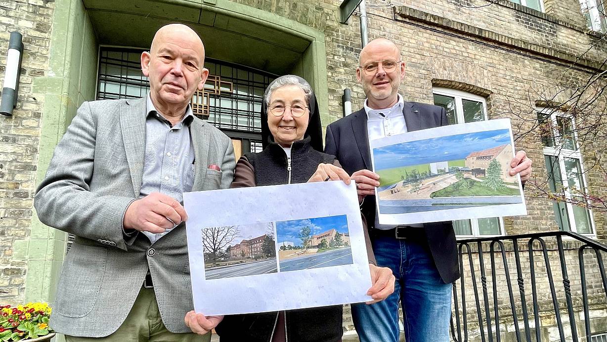 Berater Hermann Hengstermann (v. l.), Provinzoberin Schwester M. Angela Benoit und Verwaltungsdirektor Andreas Cramer stellten Visionen für die Umgestaltung des Klosters der Franziskanerinnen Salzkotten zu einem Pastoralen und Sozialen Zentrum vor. | © Carola Drabon