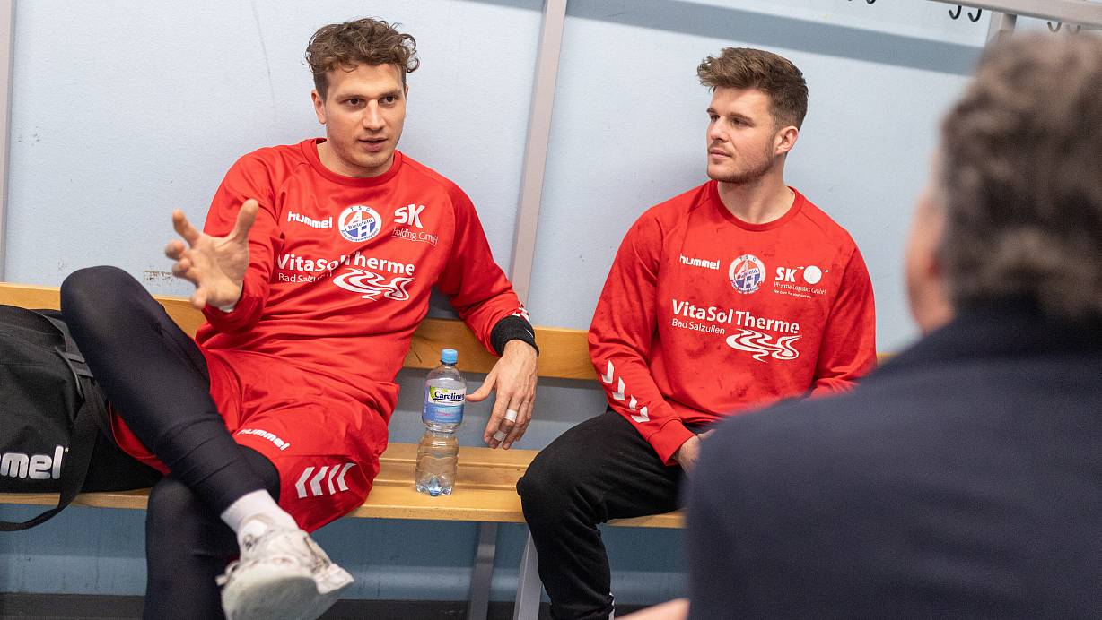 Alexander Engelhardt (l.) und Florain Schöße erklären NW-Redakteur Uwe Kleinschmidt, wie es bei der TSG zugeht. | © Oliver Krato