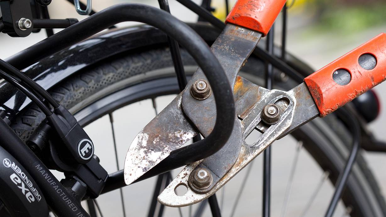 Wer sein Fahrradschloss selbst knacken will, sollte sicherheitshalber einen Eigentumsnachweis oder eine andere Person als Zeugin dabeihaben. Sinnvoll ist es auch, vorher der Polizei Bescheid zu geben. | © Friso Gentsch