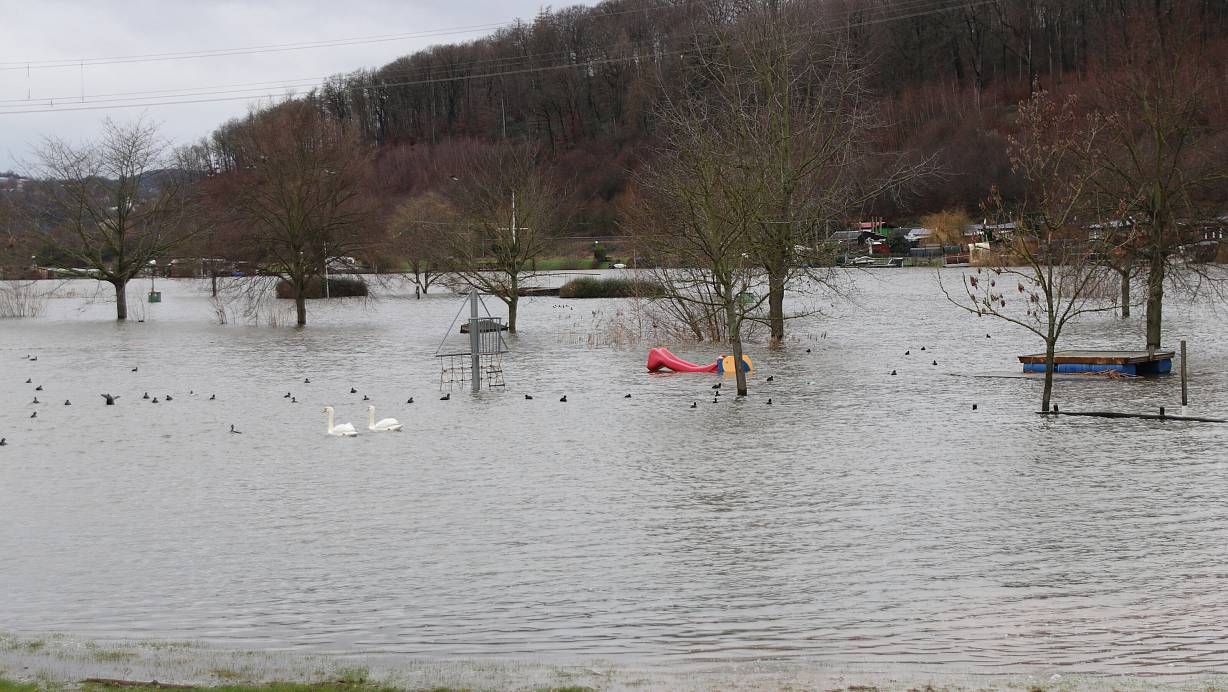 Das Hochwasser in Vlotho betrifft auch die Campingplätze. Dieses Bild wurde am Donnerstag, 4. Januar, aufgenommen. | © Claus Frickemeier