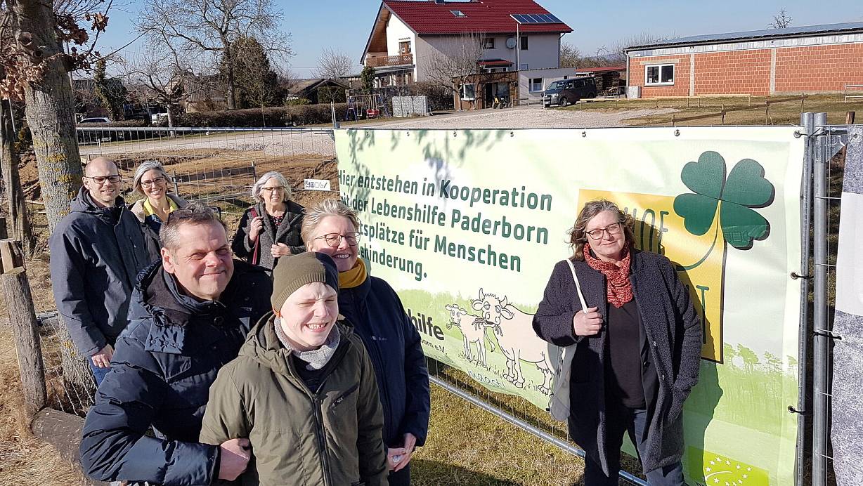 Hier sollen Arbeitsplätze entstehen: Markus und Hilke Robrecht mit Sohn Justus (vorne) sowie Viktor Engelke (v.l.), Nadine Kröger, Ursula Stienen (Lebenshilfe) und Politikerin Norika Creuzmann vor der Baustelle am Biohof. | © Birger Berbüsse