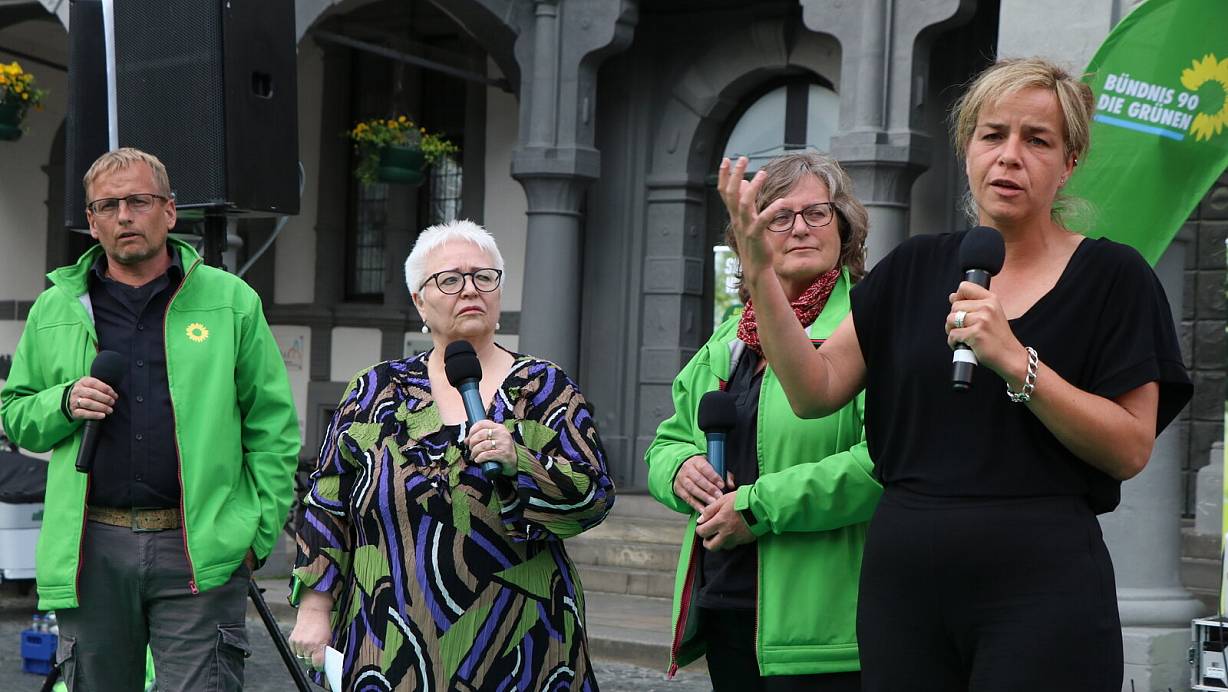 Townhall-Format der Grünen vor dem Paderborner Rathaus mit (v. l.) Ulrich Möhl, Sigrid Beer, Norika Creuzmann und Spitzenkandidatin Mona Neubaur. | © Holger Kosbab