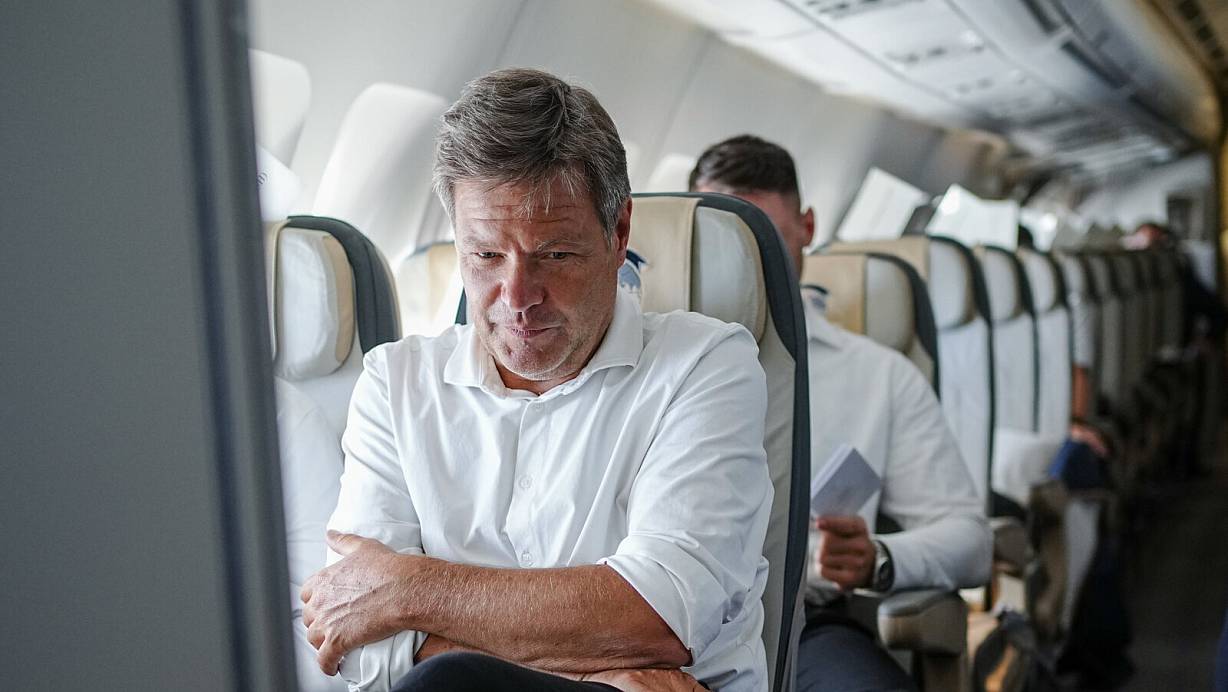 Warum darf Wirtschaftsminister Robert Habeck (Grüne) ohne Maske fliegen, die normalen Bürger aber nicht? Nur weil er in einem Regierungsflieger unterwegs ist? - Das ist ungerecht, findet unsere Autorin. | © Kay Nietfeld/dpa