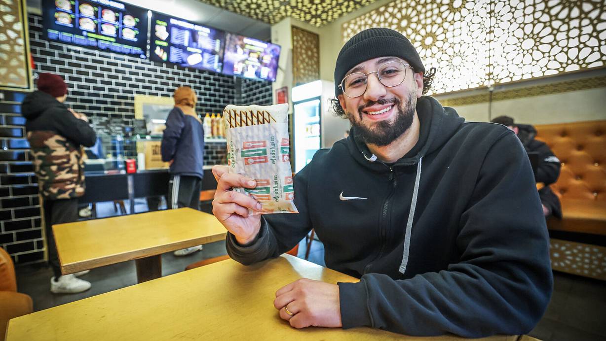 Yassine Serroukh freut sich über die gehaltvollen French Tacos, die in seinem besonders gestaltetem Imbiss serviert. | © Sarah Jonek
