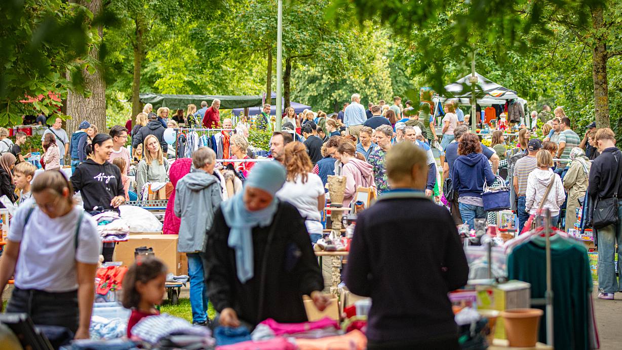 Beim Ting-Flohmarkt drängen sich die Menschen und suchen nach Schnäppchen. | © Mike-Dennis Mller / www.mdm.photo