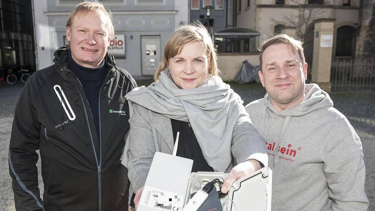 Jens-Peter Seik (Fraunhofer IOSB-INA), Charlotte Höpker (City.Team Bielefeld) und Jens Edler (Digitalisierungsbüro Bielefeld) verwandeln den Süsterplatz mit Sensoren in ein „Reallabor“. | © Joerg Dieckmann