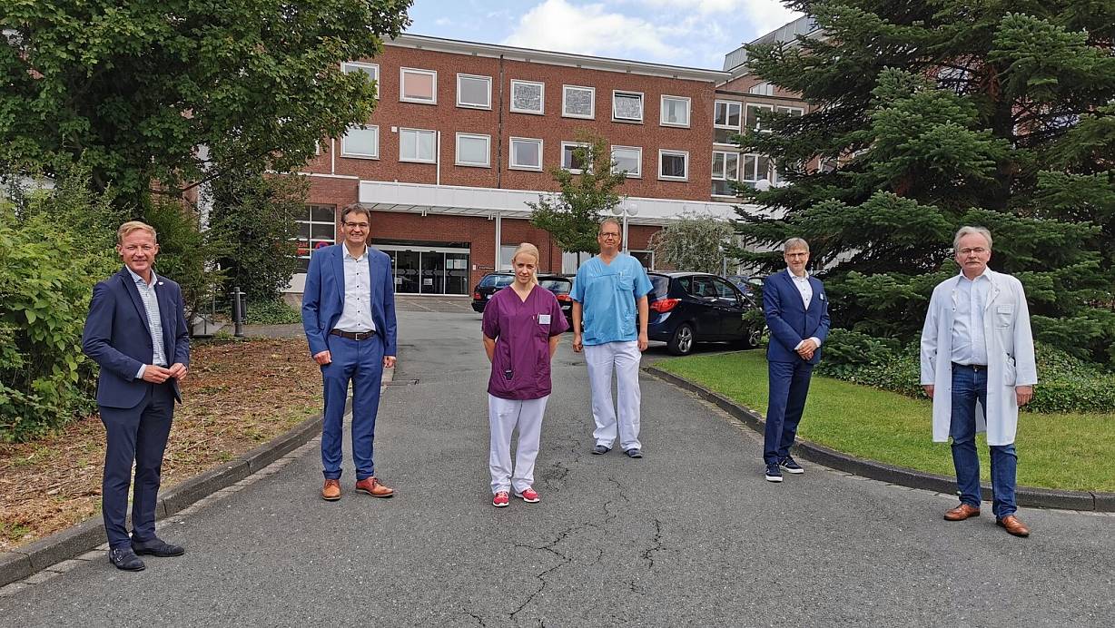 Daniel Sieveke (v. l.), Peter Liese, Michaela Kretzschmer (Teamleiterin Pflege Fr&uuml;hgeborenen-Intensivstation), Peter Richter (Leitender Oberarzt), J&uuml;rgen Thau (Kaufm&auml;nnischer Gesch&auml;ftsf&uuml;hrer) und Friedrich Ebinger (Chefarzt der Klinik f&uuml;r Kinder- und Jugendmedizin) tauschen sich miteinander aus. | &copy; St.-Vincenz-Krankenhaus GmbH