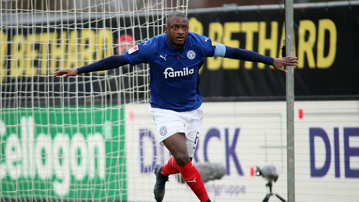 David Kinsombi jubelt im Trikot von Holstein Kiel über eines seiner neun Zweitligatore, die er in Diensten der Ostseestädter erzielte. Nun kehrt der 27-Jährige mit dem SC Paderborn nach Kiel zurück. | © picture alliance