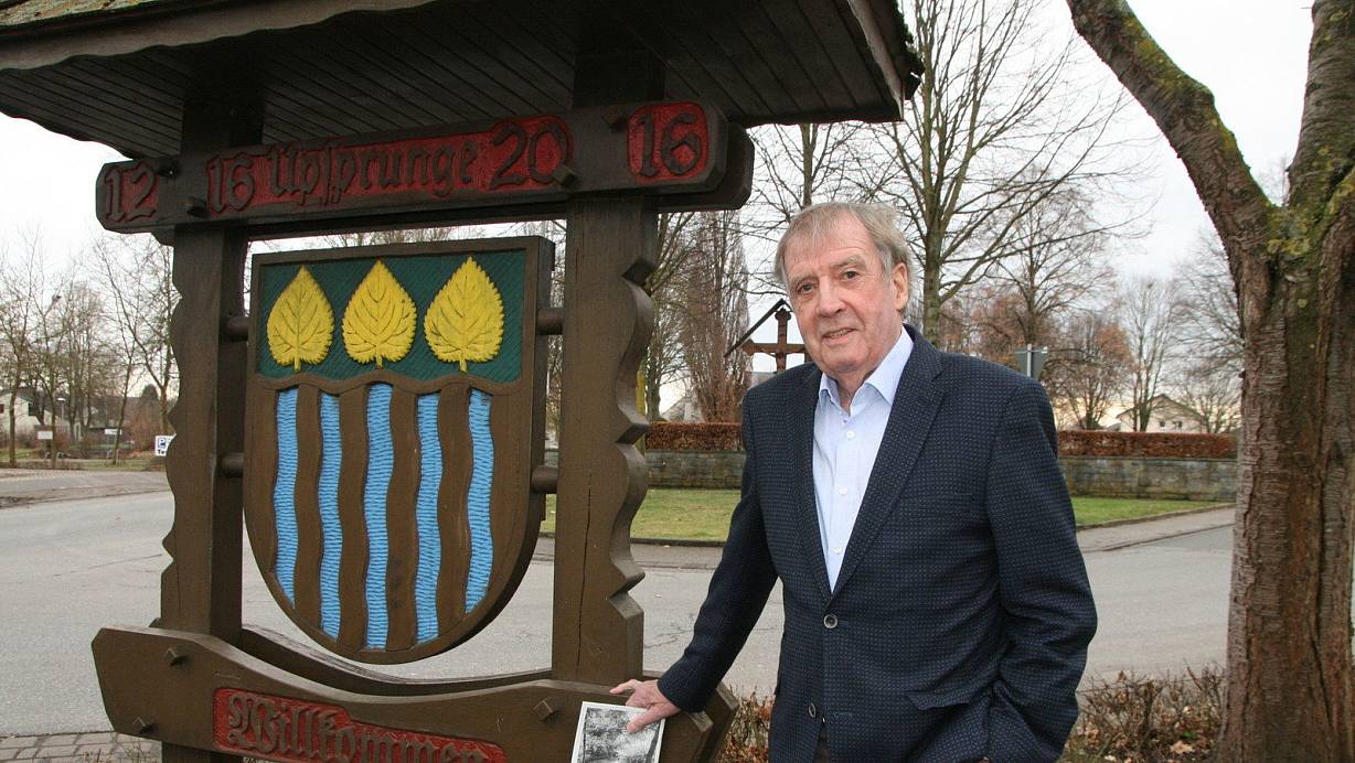 Norbert Schulte steht an der Bürener Straße an der Tafel zum 800-jährigen Ortsjubiläum 2016. | © Andreas Götte