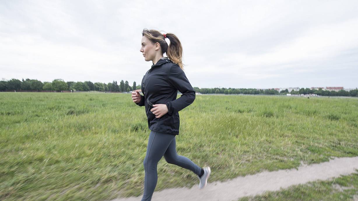 Nach einer Corona-Infektion sollte nicht zu schnell in das ursprüngliche Trainingsprogramm eingestiegen werden. | © dpa